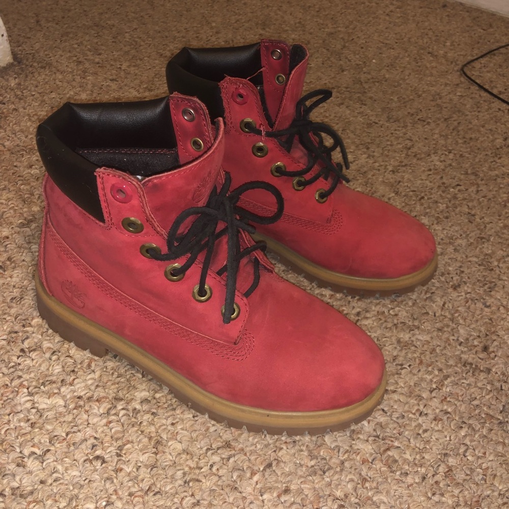 Red timberlands size:6(boys)